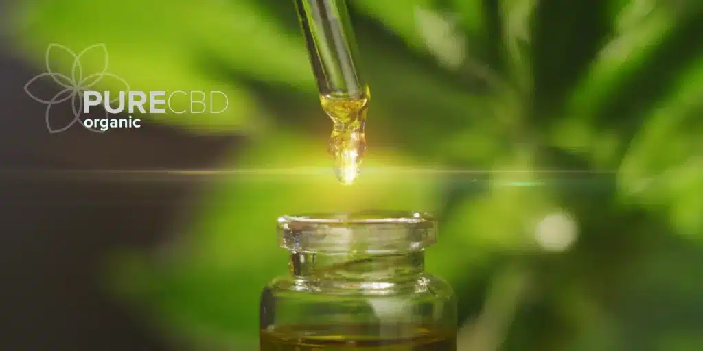 una gota de CBD cayendo en una botella de vidrio