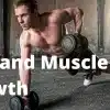 un hombre haciendo flexiones con pesas. Está usando crema muscular de CBD para aumentar sus ganancias en el entrenamiento.