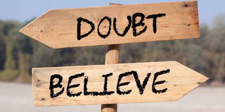 qu'est-ce que le syndrome de l'imposteur un signe dans le désert qui lit doute et croit à la fois pointant dans des directions différentes.