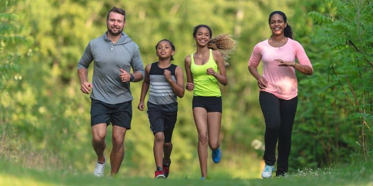 un grupo de personas corriendo juntas en el parque. Es de vital importancia encontrar un grupo de apoyo que lo ayude en su proceso de pérdida de peso.